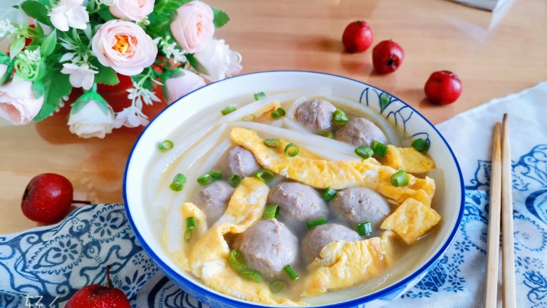 萝卜肉丸汤,盛入碗中,撒上葱花可以开吃了,超级劲道Q弹的牛肉丸,软烂入味的萝卜,味道鲜美的汤!