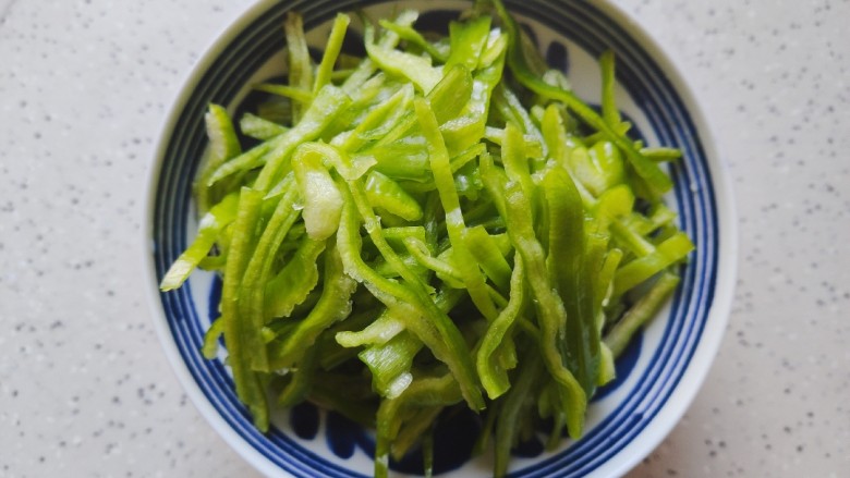青椒炒千张~清爽好吃有营养,<a style='color:red;display:inline-block;' href='/shicai/ 61'>青椒</a>去蒂去籽,洗净之后切成丝