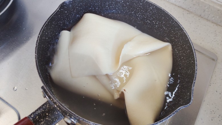 青椒炒千张~清爽好吃有营养,锅内煮适量清水,水开后放入<a style='color:red;display:inline-block;' href='/shicai/ 7749'>千张</a>,烫十秒钟
