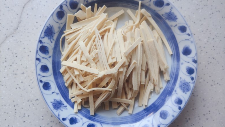 青椒炒千张~清爽好吃有营养,捞出千张,稍稍晾凉一下,不烫手之后切成和青椒差不多长短粗细的丝