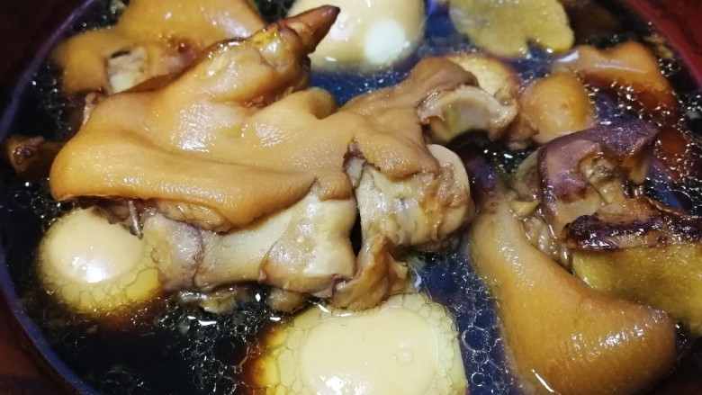 猪脚姜,小火煲30分钟,在汤汁里泡上一晚更入味。
