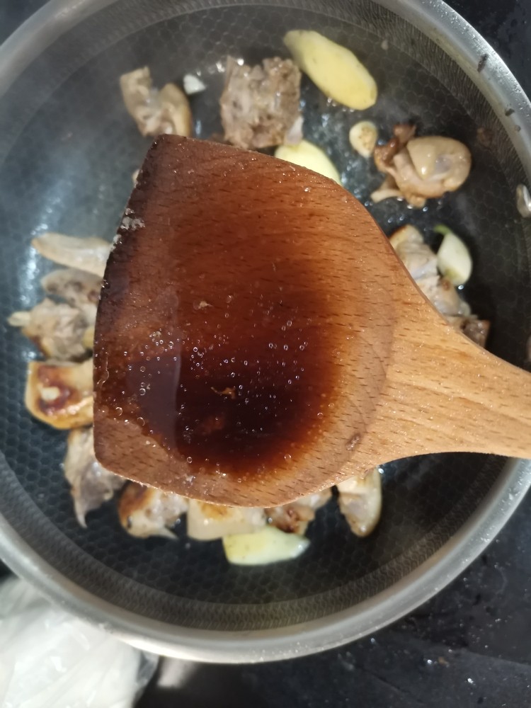 萝卜炖鸭肉,加入醋,炝锅去腥味