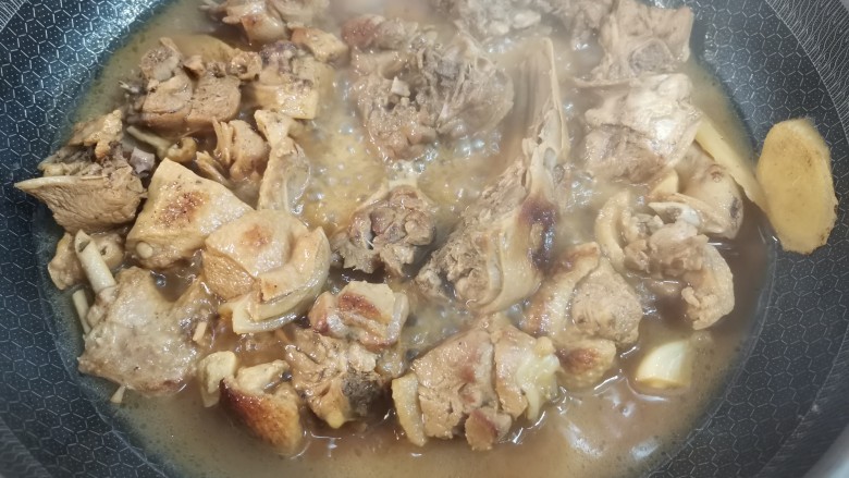 萝卜炖鸭肉,大火煮沸,小火炖煮,30分钟