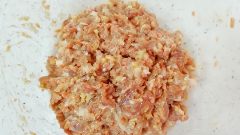 萝卜肉丸汤,拌好的肉馅静置10-15分钟。