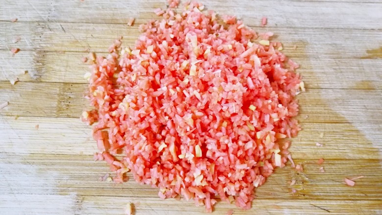 萝卜肉丸汤,<a style='color:red;display:inline-block;' href='/shicai/ 2559'>红萝卜</a>洗干净,用擦丝器先擦成细丝,再剁成碎末。