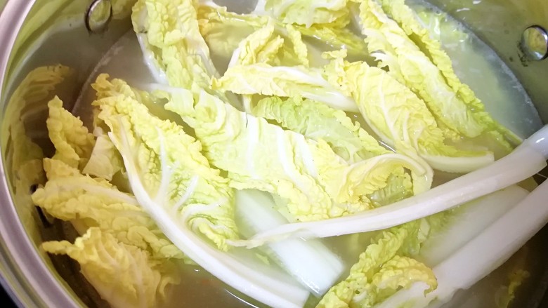 萝卜肉丸汤,下入娃娃菜烧开。