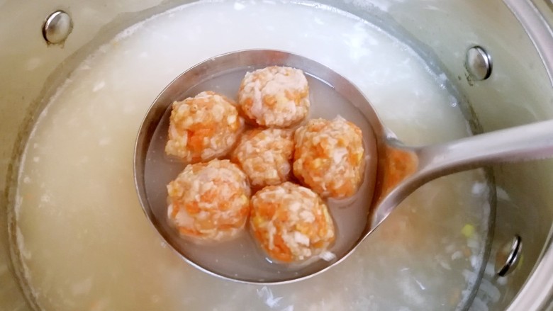 萝卜肉丸汤,下入肉丸,烧开以后小火煮3-4分钟。
