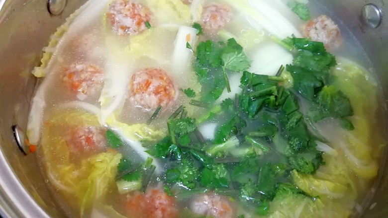 萝卜肉丸汤,下入香菜关火。