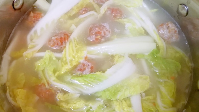 萝卜肉丸汤,小火煮1-2分钟。