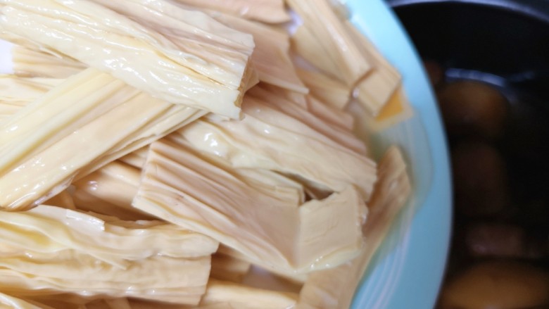 腐竹红烧肉,下入砂锅里面煮5-10分钟左右关火。