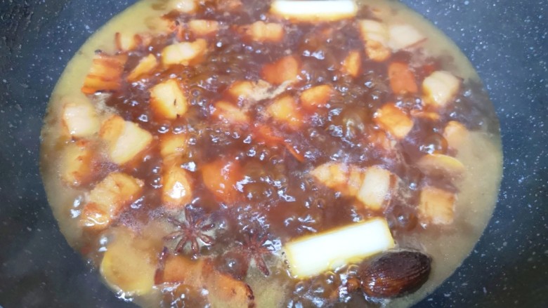 腐竹红烧肉,加入盐和<a style='color:red;display:inline-block;' href='/shicai/ 788'>生抽</a>翻炒均匀,加入开水烧开。