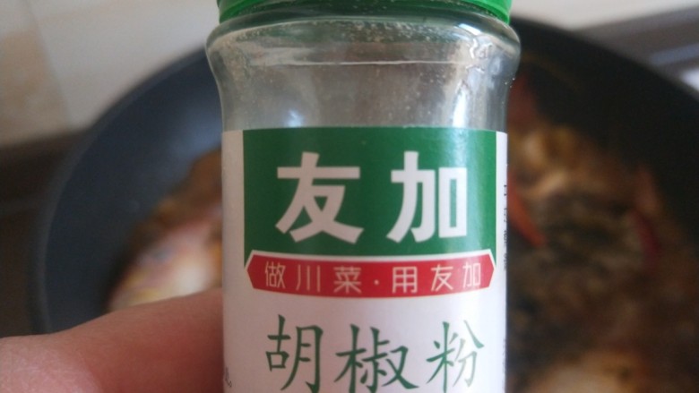 雪菜小黄鱼,加入白胡椒。