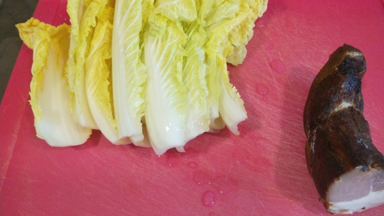 腊肉炒白菜,腊肉一块,白菜。