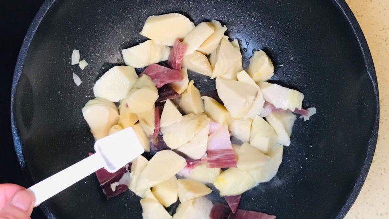 冬笋炒腊肉,加少许盐调味,因为腊肉已经有咸味,盐要酌情加