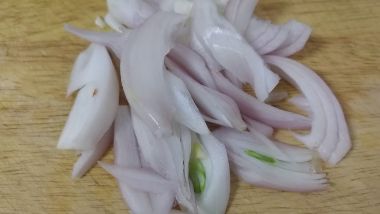 凉拌黄瓜,小圆葱洗干净,切条。