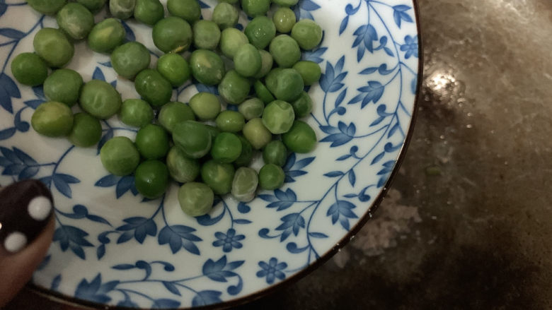 肉末青豆,待肉沫翻炒均匀,加入准备的青豆