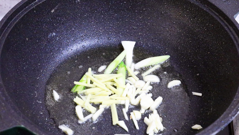 红烧罗非鱼,原锅留底油烧热,放入葱姜蒜爆香