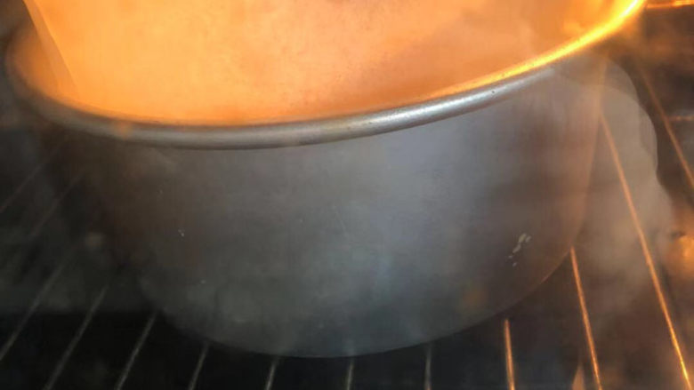 巧克力奶油奶酪蛋糕,烤箱预热120度,烤约1小时以上,网架下面的烤盘里倒入开水,水浴法烤。