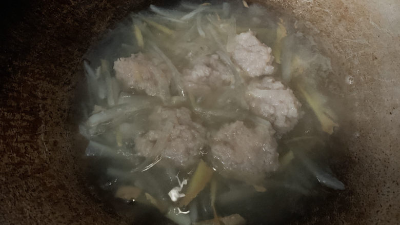 萝卜肉丸汤,然后等一面肉丸子定型了之后,再翻动,煮至全部变色后,再大火煮2~3分钟