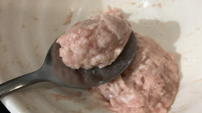 萝卜肉丸汤,然后待到锅中汤煮至沸腾,用小勺子舀入肉丸子。