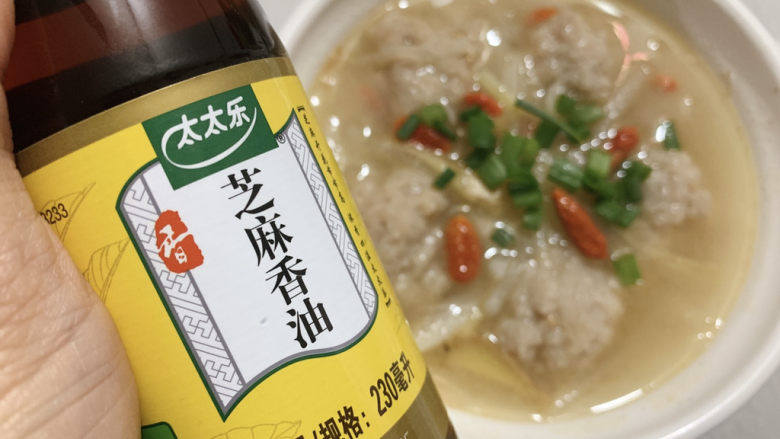 萝卜肉丸汤,觉得不够鲜美的,食用前再点一些芝麻油提香。