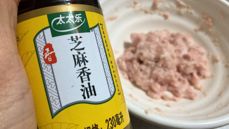 萝卜肉丸汤,加适量芝麻油到肉馅中，是的肉丸子吃起来不会那么干涩，增加润的口感。