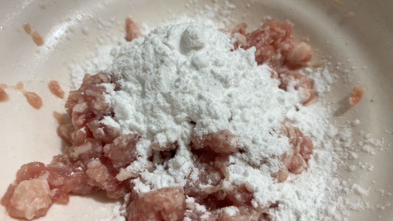 萝卜肉丸汤,淀粉或者木薯粉适量,然后加适量水,搅拌到感觉略微有弹性