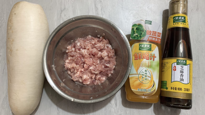 萝卜肉丸汤,主要食材如图所示示意,猪肉馅、<a style='color:red;display:inline-block;' href='/shicai/ 26'>白萝卜</a>、鲜鸡汤、芝麻油等。