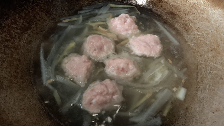 萝卜肉丸汤,一人份,我大概做了6个,当晚餐。