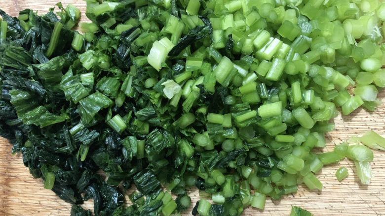雪菜炒冬笋,切成丁,提前用盐炒熟,日常可以做小菜食用。