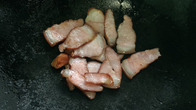 冬笋炒腊肉,腊肉表面呈现焦褐感,切略微收缩出油的情况后。