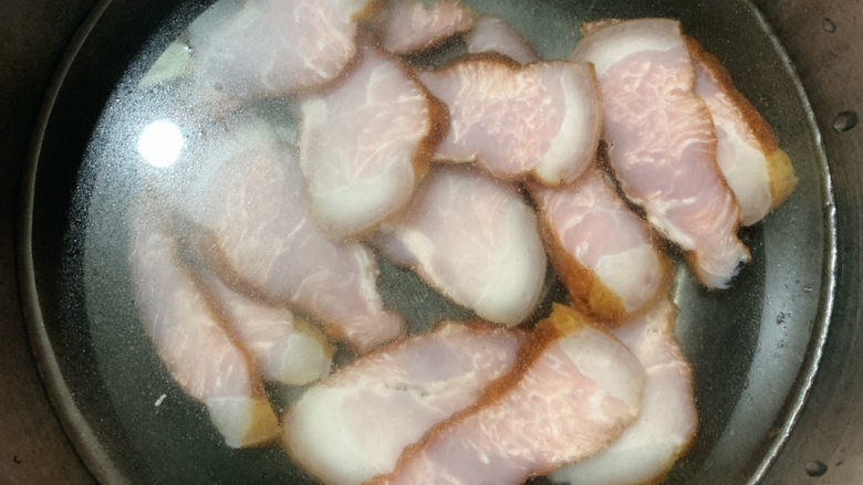 冬笋炒腊肉,担心太咸太硬的话,提前用开水泡一泡,洗净备用
