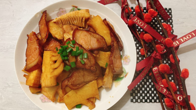 冬笋炒腊肉,因为冬笋是买处理好的,所以烹煮时间不用太长,如果是鲜冬笋,那要加适量水焖煮10~15分钟了具体也要看量。
