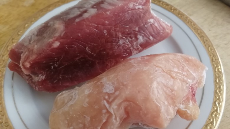 萝卜肉丸汤,猪肉和鸡肉。