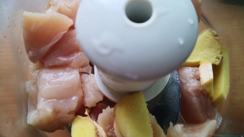 萝卜肉丸汤,鸡肉和生姜一起放入料理机里,打成泥