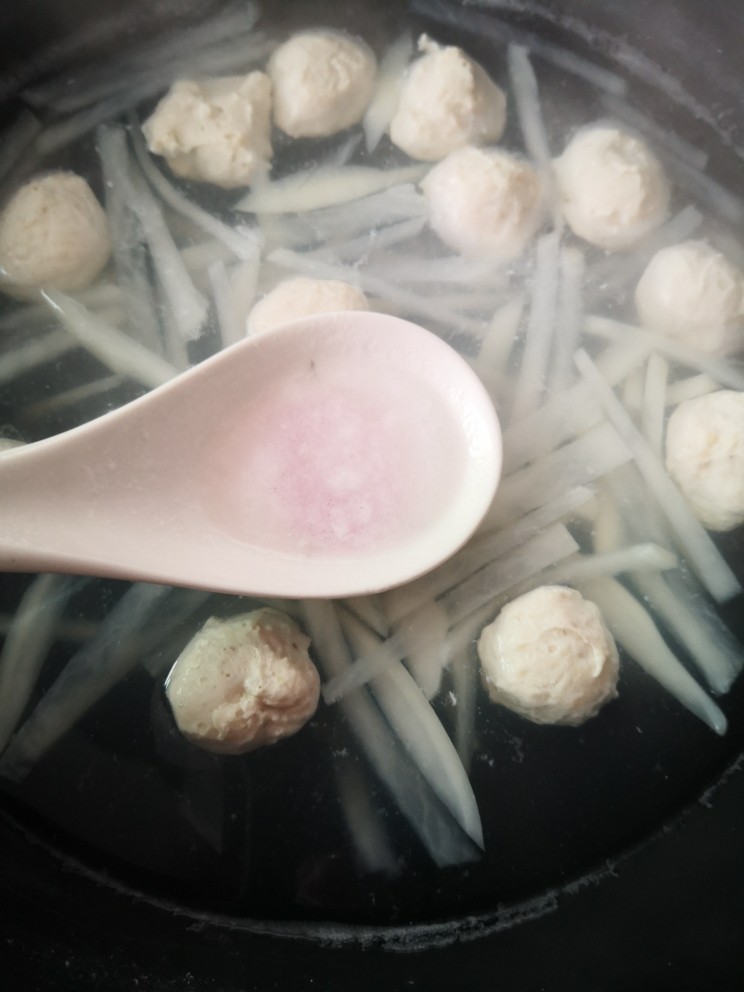 萝卜肉丸汤,煮至萝卜丝和丸子断生,撇去浮末