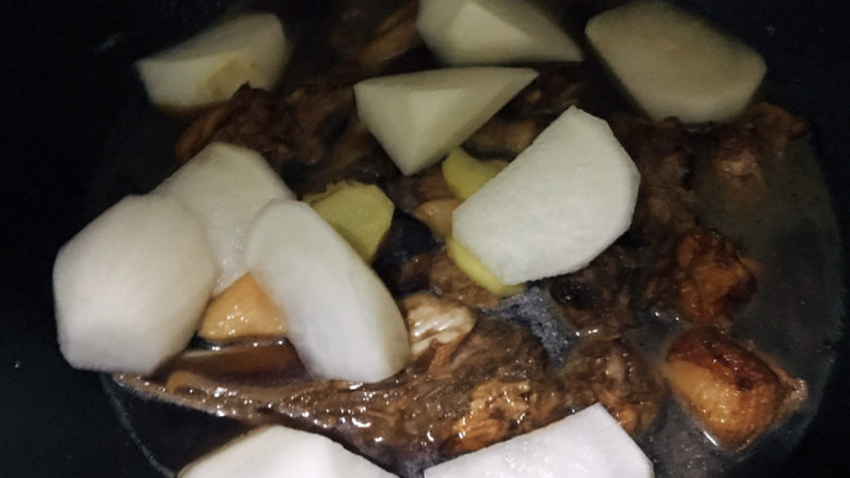 萝卜炖鸭肉,放入姜片,萝卜