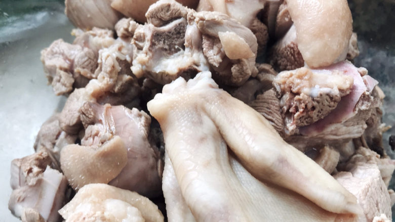 萝卜炖鸭肉,捞出,用冷水冲洗干净备用