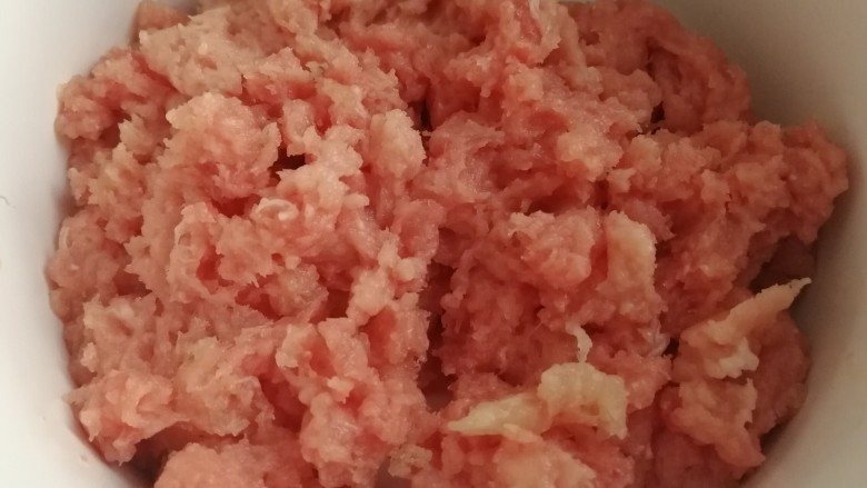 萝卜肉丸汤,解冻切小块儿,绞成肉泥。