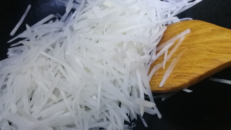 萝卜肉丸汤,另起一锅,锅里少油,放入萝卜丝,文火翻炒均匀。
