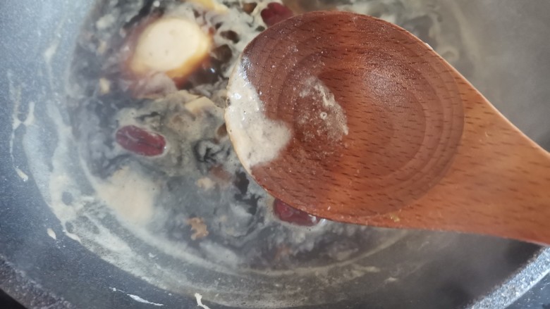 桂圆鸡蛋汤,待鸡蛋熟啦,用勺子撇去浮沫