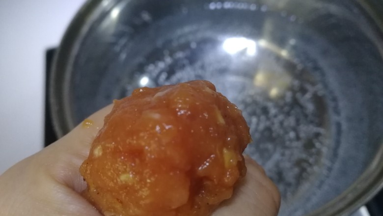 萝卜肉丸汤,不等水开,挤出丸子。