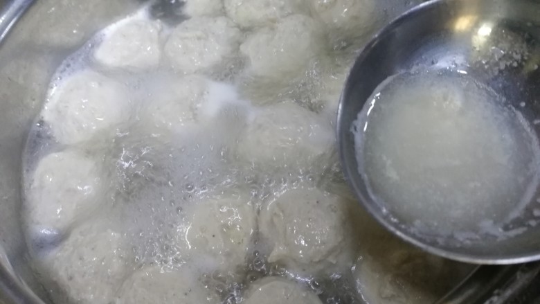 萝卜肉丸汤,撇去浮沫,肉丸飘起,大火煮开。