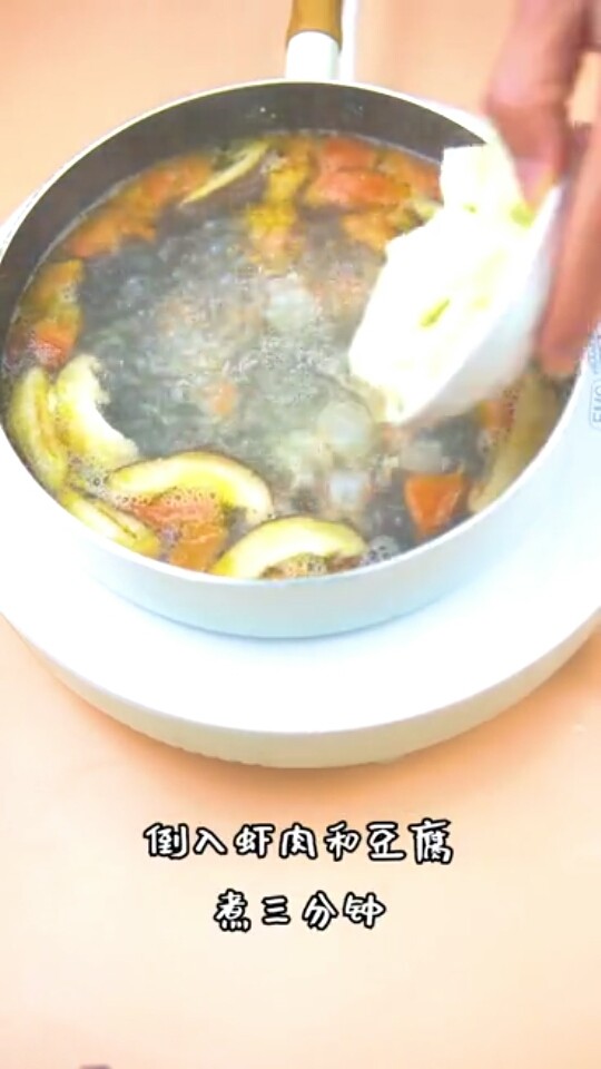 鲜虾豆腐羹,倒入<a style='color:red;display:inline-block;' href='/shicai/ 287'>虾仁</a>和豆腐,煮三分钟