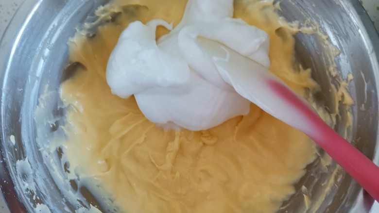 酸奶芝士蛋糕,再取1/3的蛋白霜到芝士糊里翻拌均匀,不能画圈搅拌