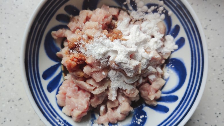 肉末青豆,<a style='color:red;display:inline-block;' href='/shicai/ 414'>猪肉</a>洗净切成末,然后加少许生抽,料酒,一小勺淀粉,细砂糖,几滴食用油