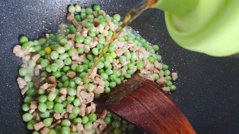 肉末青豆,加适量料酒