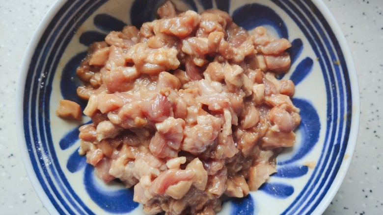 肉末青豆,抓均匀,腌制备用