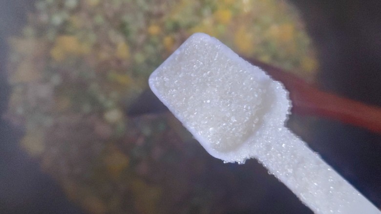肉末青豆,加一小勺细砂糖,翻炒均匀,即可