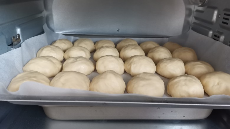 蜂蜜小面包,放入烤箱,底下放入温水二次醒发